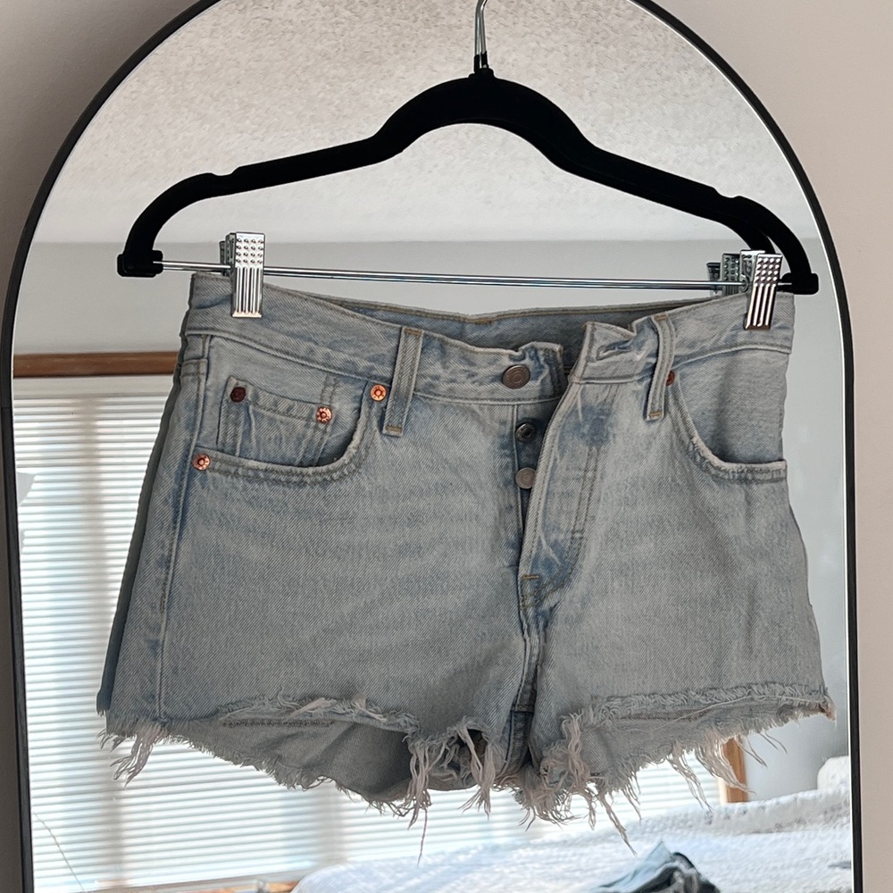 Light Wash Levi’s Shorts